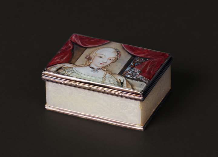 Chinese export mother of pearl and glass snuff box